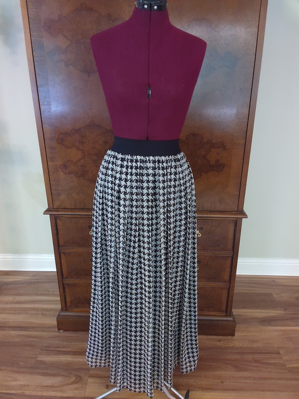 Talbots Black and White Houndstooth Pleated Maxi Skirt